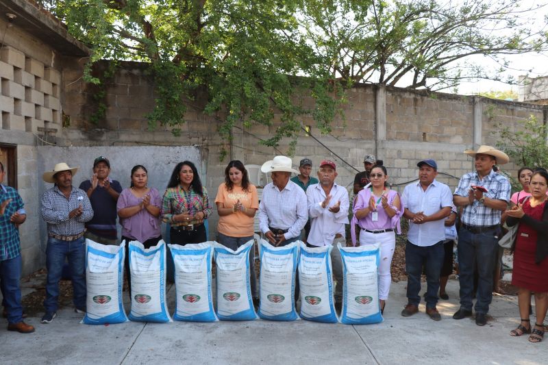 Entrega de Fertilizante en la Región Acatitlán