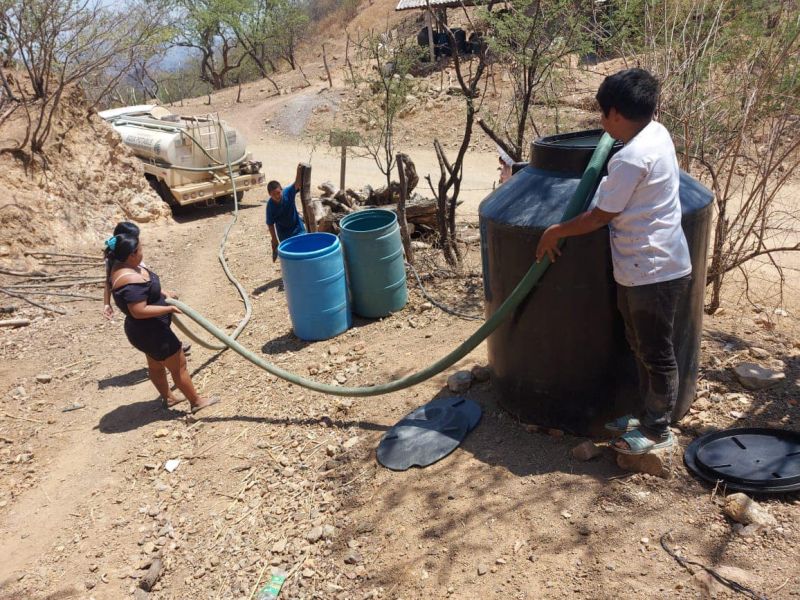 Entrega de Agua a Familias en Temporada de Sequía
