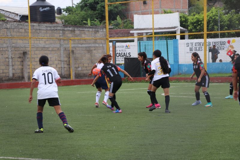 Encuentro de fútbol femenil entre el municipio de Luvianos y el de Amatepec. 