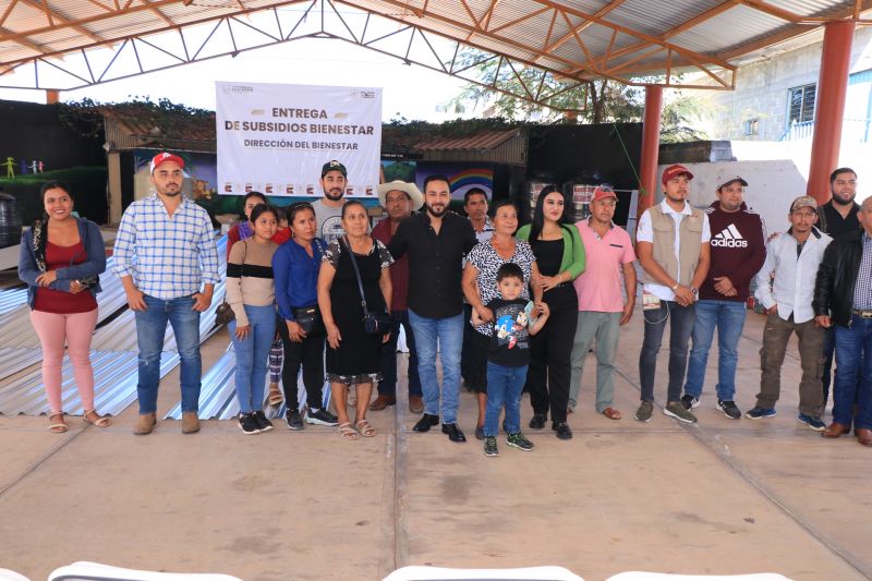 El Presidente municipal, Edder Jaimes Garduño, realizó entrega de material subsidiado para Vivienda.