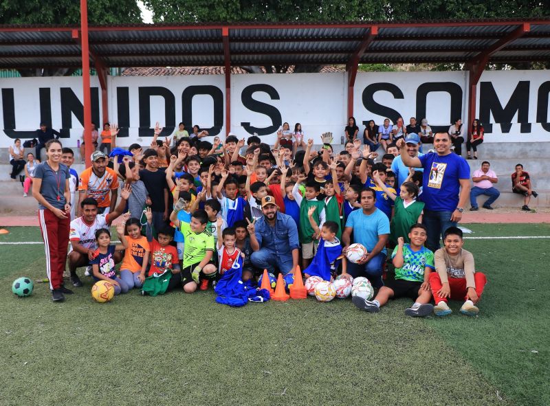 Entregamos material deportivo para niños y niñas, de la escuela de fútbol infantil (EFIL)