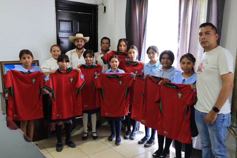 Edder entrega material deportivo