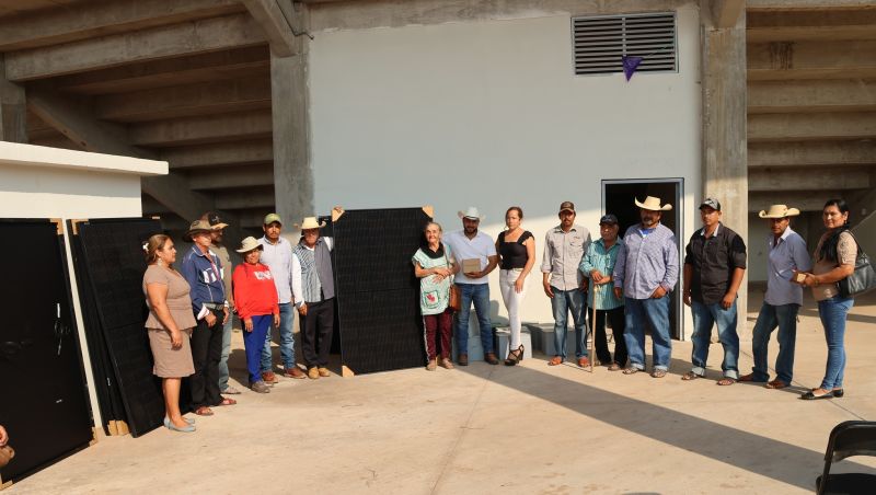 Edder entrega paneles solares a familias de Luvianos