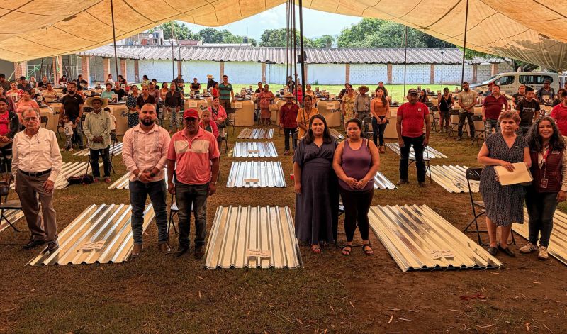Édder entrega tinacos y láminas gratis a familias luvianenses